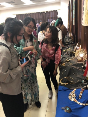 معرض فنى لإستقبال الوفد الصينى بكلية فنون تطبيقية جامعة بنها