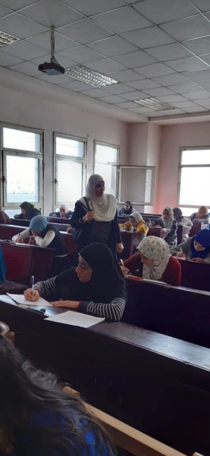 وكيل الكلية لشئون الطلاب تتفقد سير الامتحانات