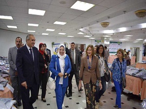 إقبال كبير من الطلاب على معرض ملابس جامعة بنها