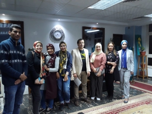 تكريم مجموعة من طلاب الفرقة الرابعة بقسم الإعلان والطباعة والنشر القائمين بعمل جداريات الموزايك