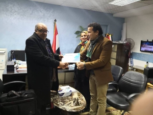 عميد الكلية يكرم الدكتور عبد الرحيم شولح