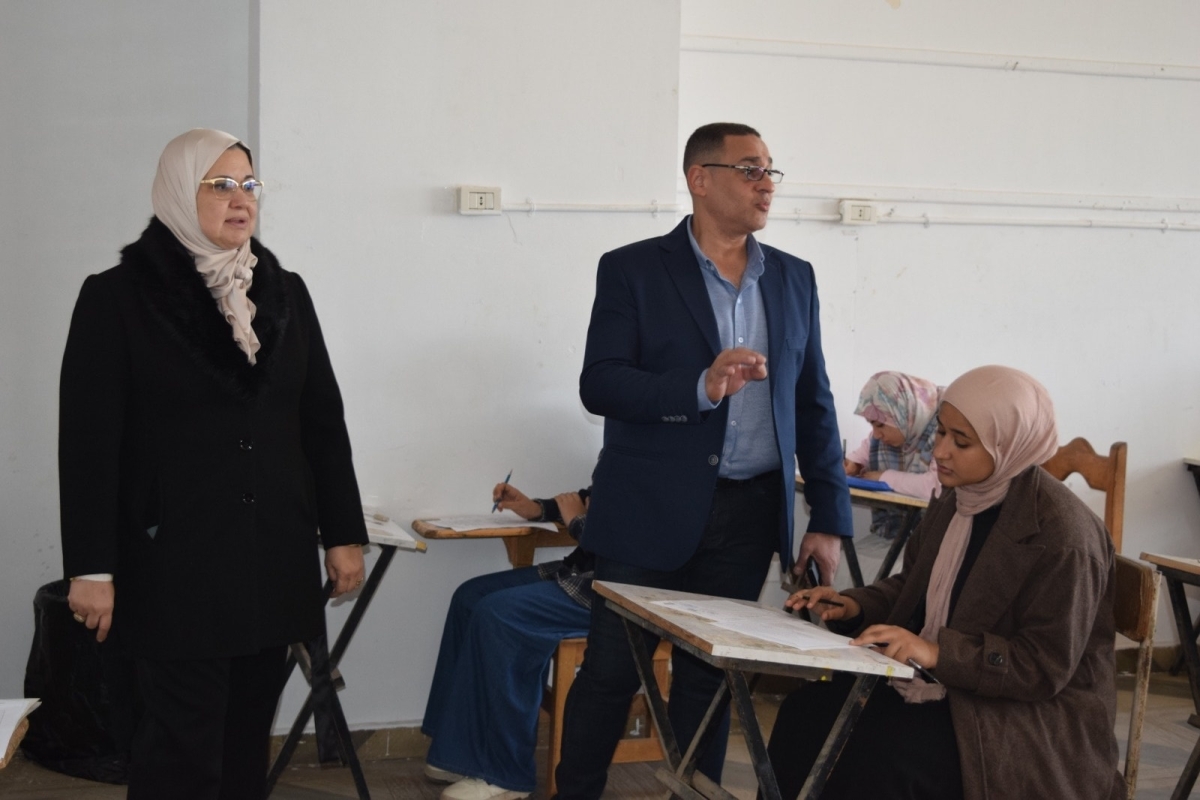 ندا ونصر يتفقدا سير العملية الامتحانية بالكلية