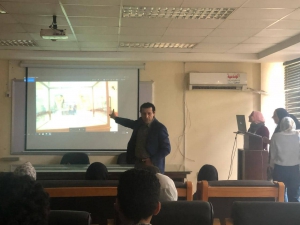 العميد يقيم طلابه بقسم النحت والتشكيل المعمارى