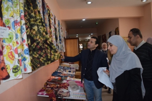 العميد يتفقد تقييم المقررات العملية بقسم طباعة المنسوجات و الصباغة و التجهيز