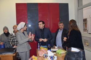 العميد يتفقد تقييم المقررات العملية بقسم الإعلان