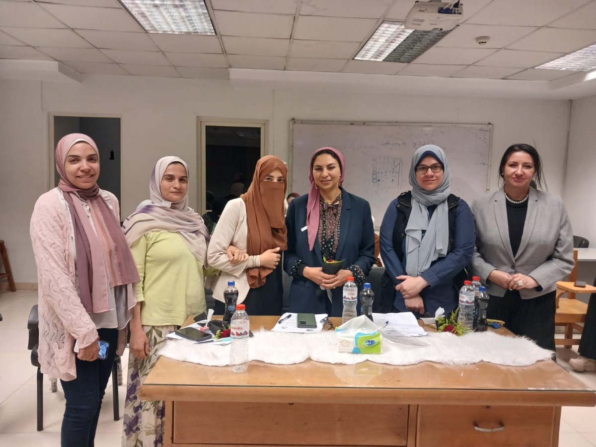 سمينار لتسجيل درجة الماجستير بعنوان &quot; توظيف الخامات الذكية وتقنيات الطباعة رباعية الأبعاد في التصميم الداخلي لنوافذ عرض المحلات التجارية&quot;