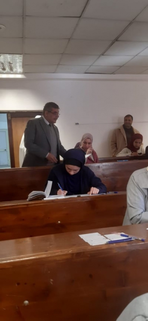 نائب رئيس الجامعة لشئون التعليم والطلاب يتفقد سير الامتحانات بالفنون التطبيقية