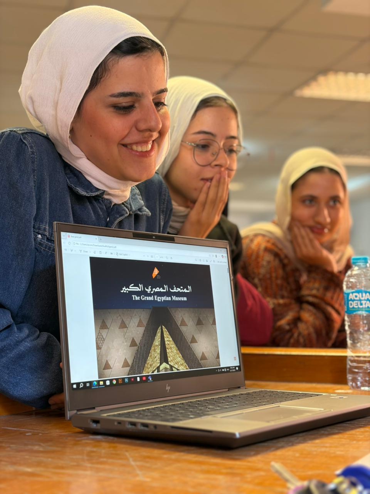 فعاليات تقييم مادة تصميم العلامات الارشادية - الفرقة الثانية - قسم الإعلان والطباعة والنشر - الترم الأول 2025-2026