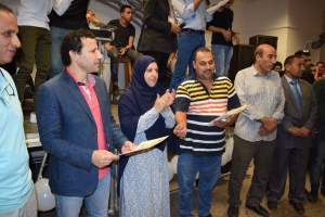 العميد يكرم طلابه المتميزين