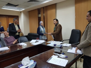 العميد يكرم الطلاب المتميزين