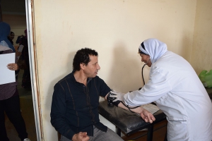 العميد يتابع حملة تحليل فيرس C بالكلية